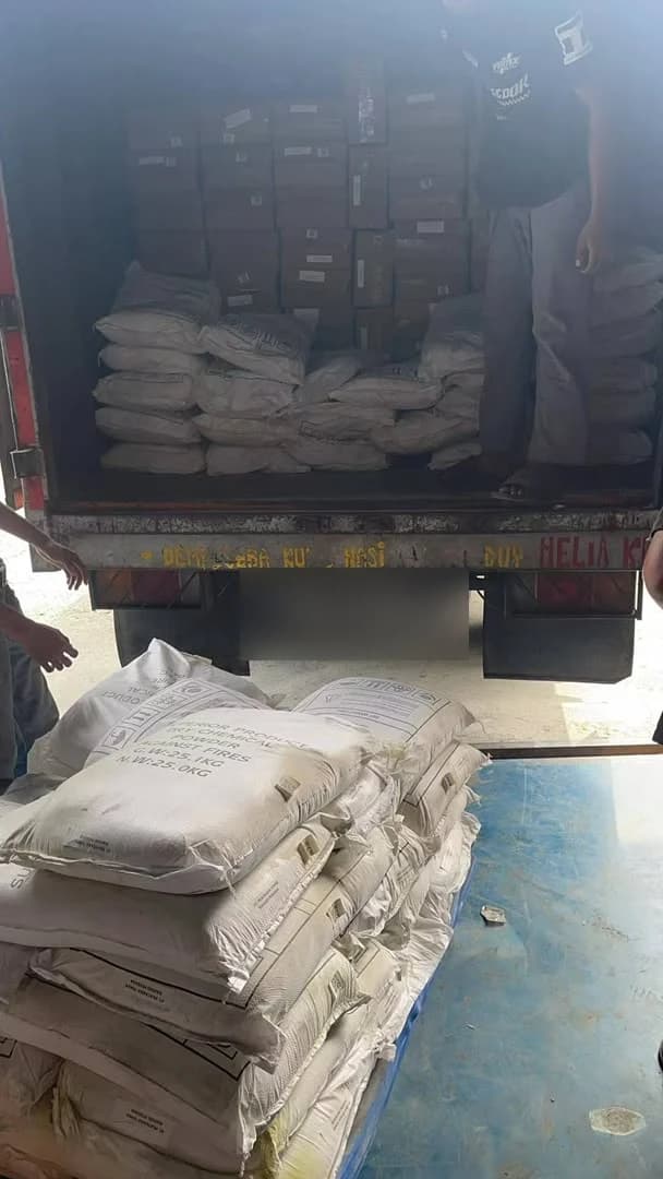Truk pengiriman besar berisi karton APAR dan karung dry powder