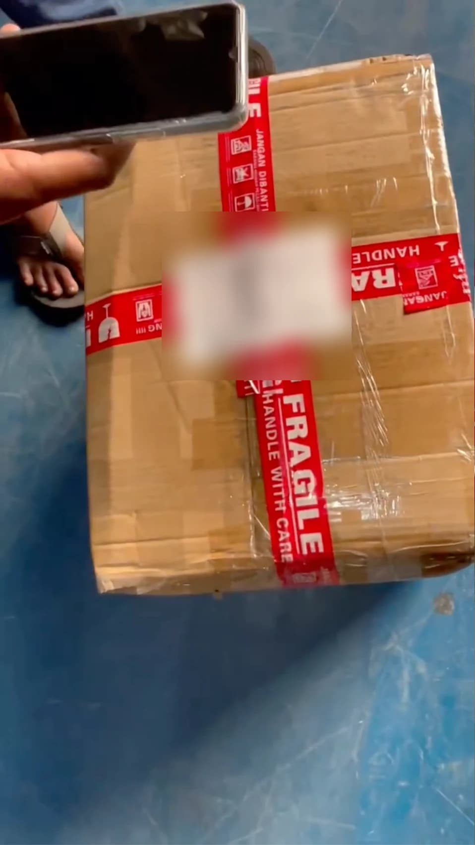 Paket pesanan pertama pelanggan Pekalongan dengan data pengiriman disamarkan