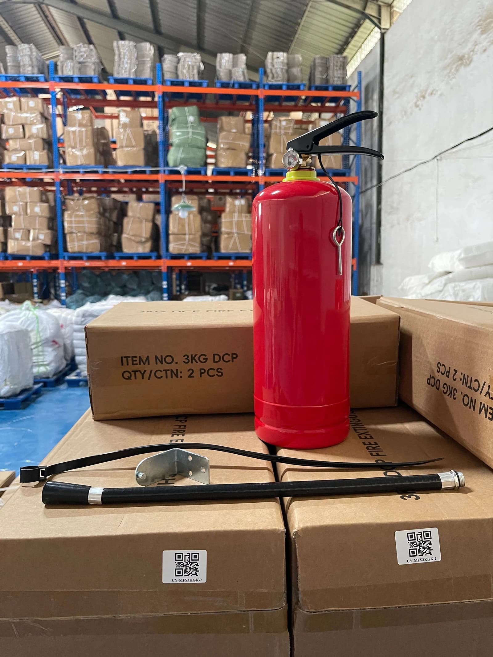 Unit APAR lengkap dengan selang, bracket, dan stok gudang di belakang