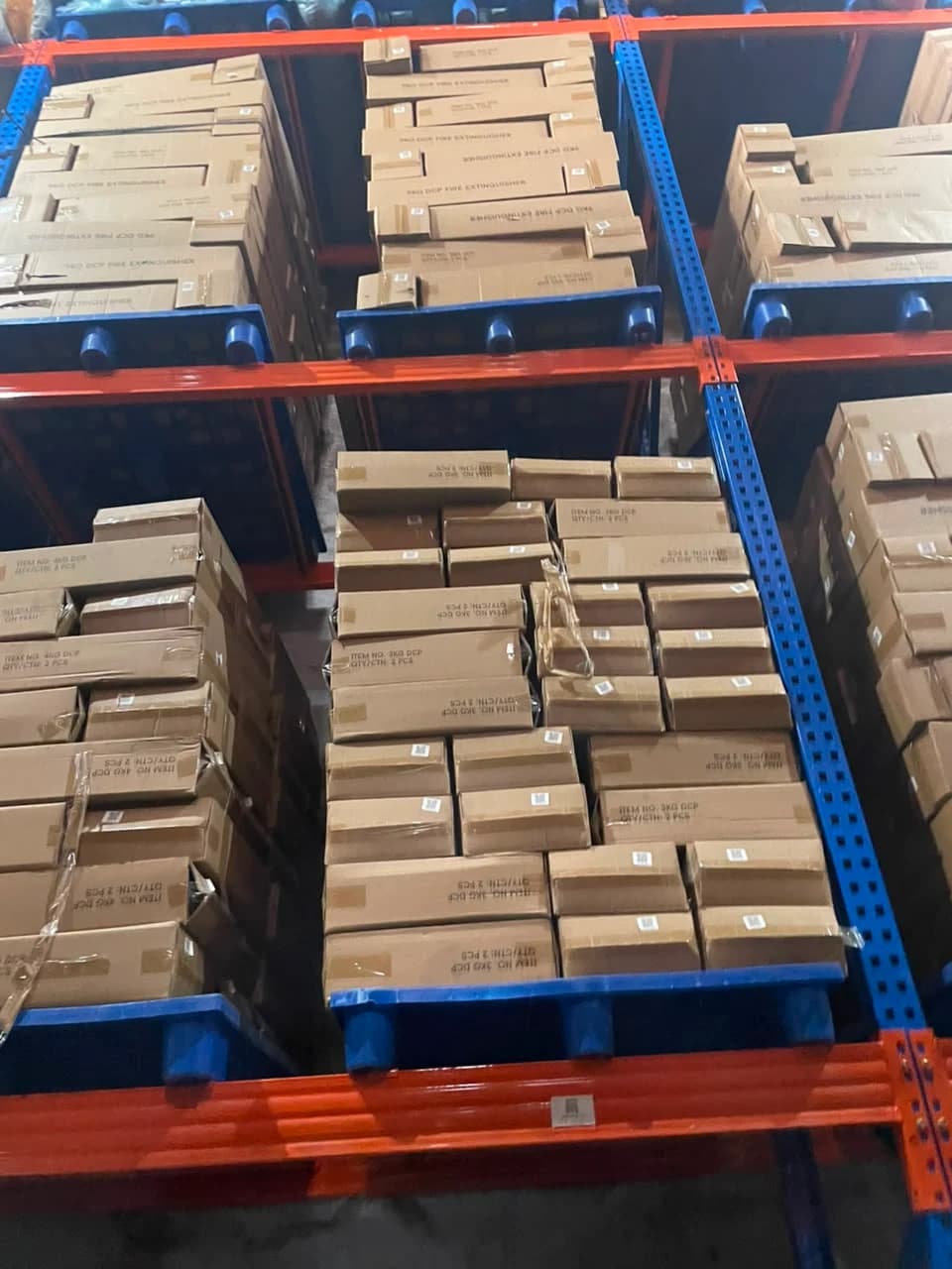 Rak gudang dengan karton APAR berbagai ukuran